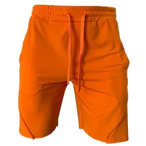 Detail der leuchtend orangefarbenen Sportshorts für Herren mit Kordelzug