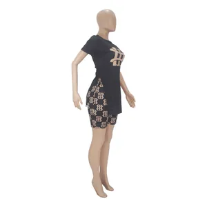 Détail de l'ensemble deux pièces noir pour femme avec haut fendu latéral et short imprimé monogramme.
