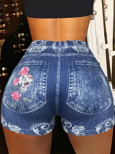 Σέξι γυναικείο σορτς γιόγκα με τύπωμα denim, σχέδια με κρανίο και τριαντάφυλλα, πίσω όψη.