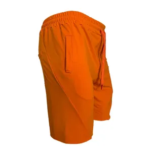 Seitendetail einer leuchtend orangefarbenen Herren-Sportshorts mit Kordelzug am Bund.