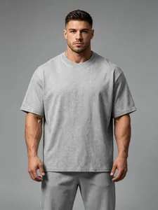 Detailansicht eines grauen, lockeren Sport-T-Shirts für Herren mit Fokus auf Stofftextur