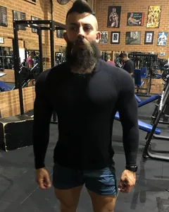 Blaue schnelltrocknende Herren-Sportshorts in einer Fitnessstudio-Umgebung getragen