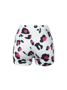 Détail rapproché d'un short de yoga moulant pour femme avec imprimé léopard rose et noir