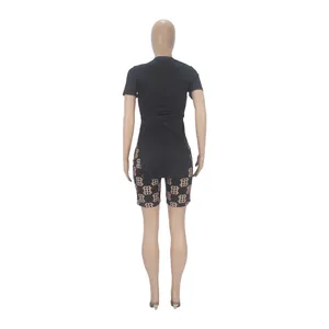 Vue arrière d'un ensemble deux pièces noir décontracté avec short à motifs