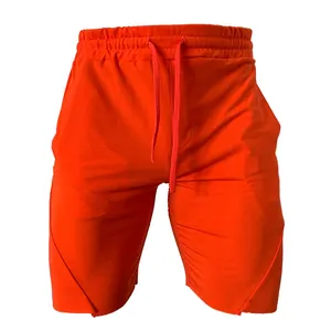 Nahaufnahme der leuchtend orangefarbenen Herren-Sportshorts mit Kordelzug an der Taille.