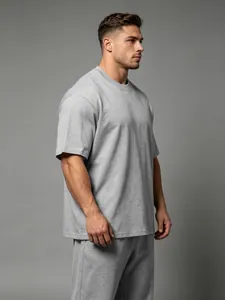 Seitenansicht des grauen übergroßen Sport-T-Shirts für Herren aus schnelltrocknender Baumwolle
