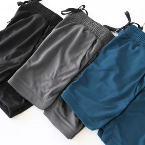 Nahaufnahme des schnelltrocknenden Netzgewebes von Herren-Sportshorts in drei Farben