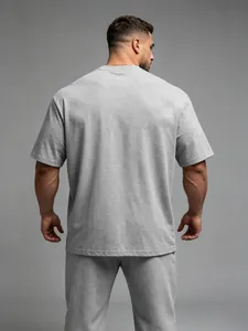 Rückansicht eines locker sitzenden grauen Herren-Sport-T-Shirts für Fitnesstraining