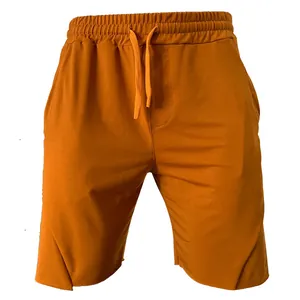 Detailansicht der orangefarbenen Herren-Sportshorts mit elastischem Kordelzug am Bund