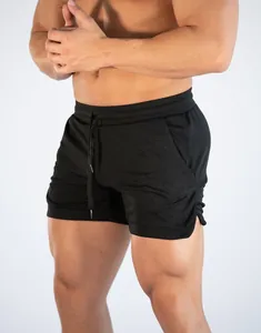 Detailansicht der atmungsaktiven schwarzen schnelltrocknenden Laufshorts für Männer