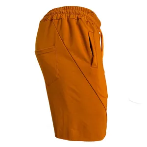 Detailansicht des Seitenprofils und der Gesäßtasche der orangefarbenen Herren-Jerseyshorts