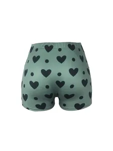 Vue arrière du short de yoga vert sauge avec motifs de cœurs noirs et pois