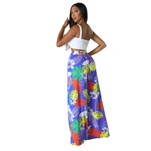 Rückansicht von modischem Damen-Set mit floraler Weitbeinhose und weißem Crop-Top