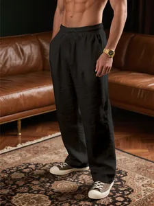 Detail der lockeren, geraden Freizeithose für Herren aus atmungsaktivem schwarzen Stoff