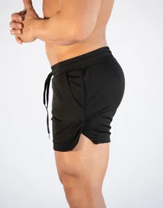 Seitenansicht der schwarzen Herren-Gym-Shorts mit atmungsaktivem Mesh-Gewebe