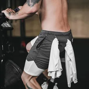 Detaillierte Nahaufnahme der 2-in-1 Herren-Sporthose mit praktischer Handtuchschlaufe.