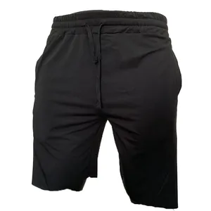 Detailansicht der schwarzen Herren-Sportshorts mit praktischem Kordelzug am elastischen Bund