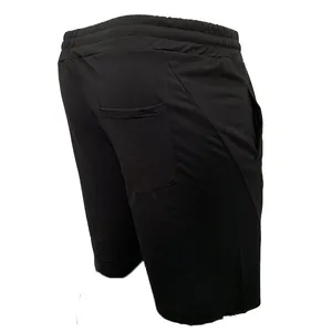 Detaillierte Rückansicht schwarzer Herren-Sportshorts mit Tasche und Gummibund