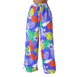 Modische weite Hose mit lebhaftem tropischem Blatt- und Blumenmuster im Boho-Stil.