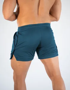 Detailansicht der Rückseite der dunkelgrünen schnelltrocknenden Laufshorts für Herren