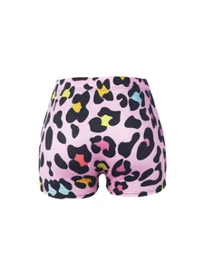 Vue arrière détaillée du short de yoga rose avec motif léopard coloré pour femmes