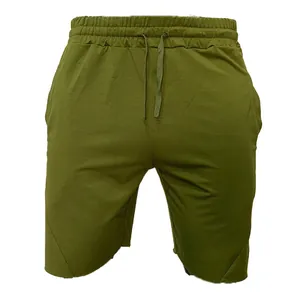 Detailansicht der olivgrünen Herren-Sportshorts mit elastischem Kordelzug am Bund.
