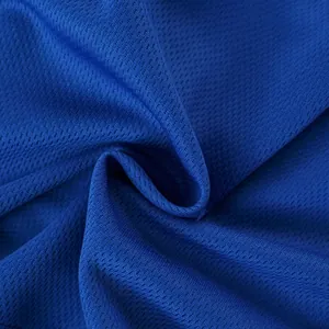 Detaillierte Nahaufnahme der atmungsaktiven blauen Mesh-Gewebe-Textur für Sportshorts