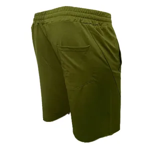Detailansicht der olivgrünen Herren-Sportshorts mit Gesäßtasche und elastischem Bund.
