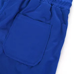 Nahaufnahme der Gesäßtasche an blauen, atmungsaktiven Schnelltrocknungs-Sportshorts.