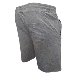 Detaillierte Rückansicht der grauen Sport-Shorts für Herren mit einer Gesäßtasche.