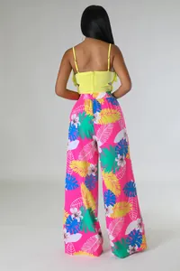 Rückansicht der bunten Damenhose mit tropischem Print, weitem Bein und hoher Taille
