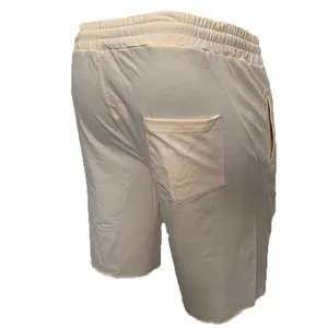 Rückansicht Details der cremefarbenen Herren-Sportshorts mit Gesäßtasche und Gummibund