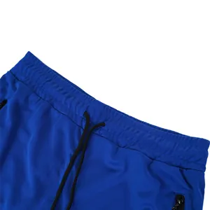 Detail der blauen schnelltrocknenden Sporthose mit Kordelzug und Reißverschlusstasche