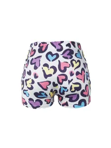 Détail rapproché du short de yoga pour femme avec imprimé léopard à cœurs colorés.