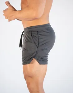 Seitenansicht graue Mesh-Sportshorts mit Schlitzsaum und Kordelzug-Detail.