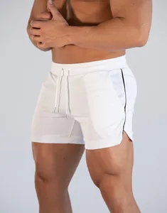 Nahaufnahme der weißen schnelltrocknenden Sportshorts mit Kordelzug und Seitenstreifen