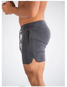 Seitliche Detailansicht grauer Herren-Laufshorts mit Reißverschlusstasche und Schlitz