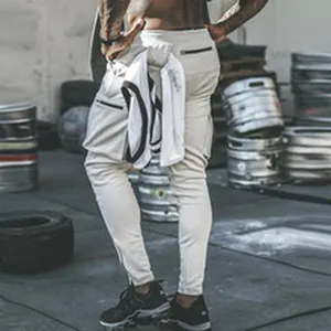 Rückansicht von beige Herren Slim-Fit Jogger mit praktischer Handtuchhalter-Schlaufe.