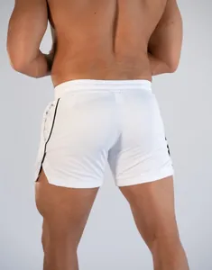 Detaillierte Rückansicht der weißen, schnell trocknenden Herren-Sportshorts mit Streifen