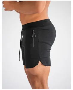 Nahaufnahme von schwarzen Herren-Fitness-Shorts mit Reißverschlusstasche und Seitenschlitzen