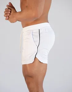 Seitenprofil der weißen, schnelltrocknenden Mesh-Sportshorts für Herren