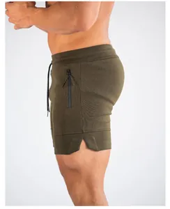 Detailansicht der olivgrünen Herren-Sportshorts mit Reißverschlusstasche und Schlitz.