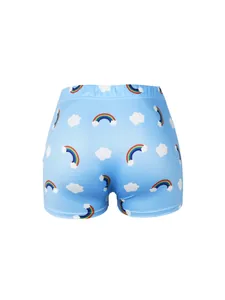 Détail de ce short de yoga moulant pour femmes avec imprimé arc-en-ciel et nuages