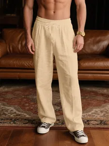Detail der atmungsaktiven Herren Freizeithose mit lockerem, geradem Schnitt in Beige