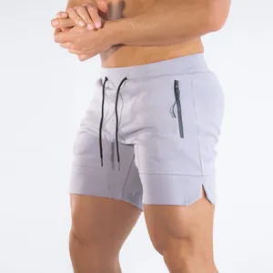 Nahaufnahme einer lila Herren-Sporthose mit funktionaler Seitentasche mit Reißverschluss