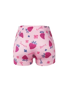 Gros plan d'un short moulant rose pour femme avec un imprimé fraises et fleurs
