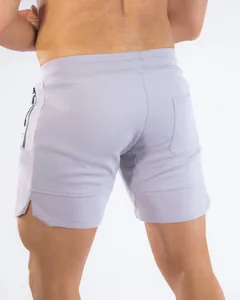 Rückansicht der lavendelfarbenen Herren-Sportshorts mit Gesäßtasche und Gummibund.