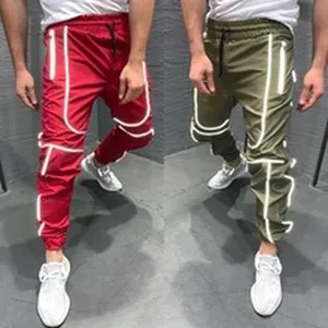 Detailansicht der reflektierenden Streifen auf roten und olivgrünen Jogginghosen für Herren