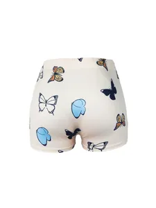 Vue détaillée du short de yoga taille haute pour femmes avec motifs papillons et cœurs.