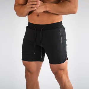 Detailansicht der schwarzen Herren-Sporthose mit Kordelzug und Reißverschlusstasche.